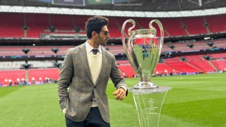 Kartik Aaryan Poses With UEFA Champions League Trophy Ahead Of Chandu Champion Release | Photo